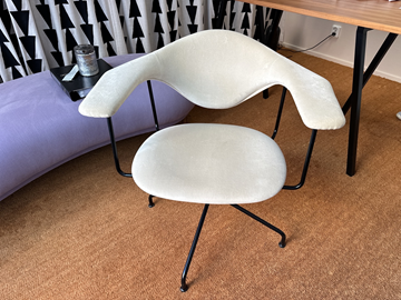 Masculo Meeting Chair, Swivel Base Black Matt Fully Upholstered-Fabric: Ritz Ljusbeige col. 4441 Gubi