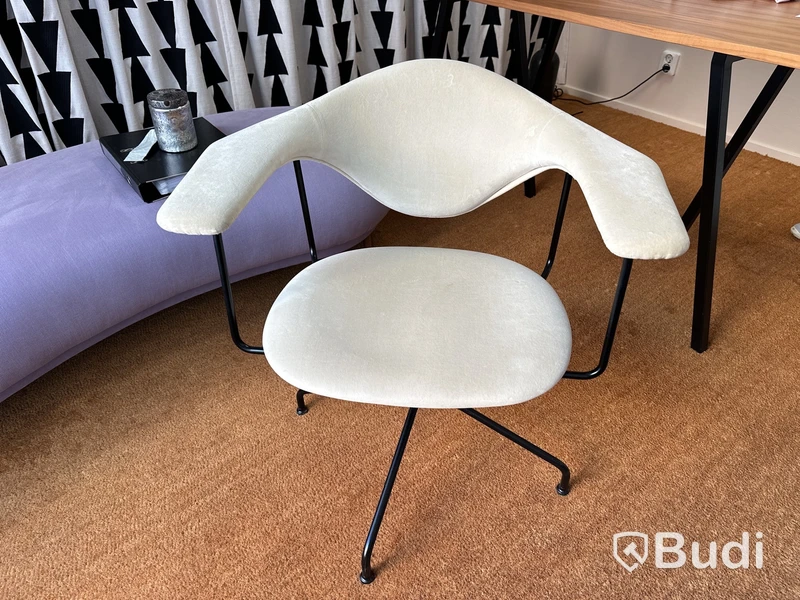 Masculo Meeting Chair, Swivel Base Black Matt Fully Upholstered-Fabric: Ritz Ljusbeige col. 4441 Gubi