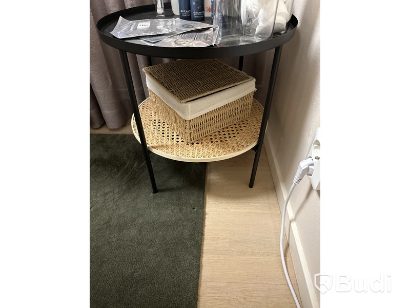 Svarta hyllor och nätkorgar produkter ingår ej