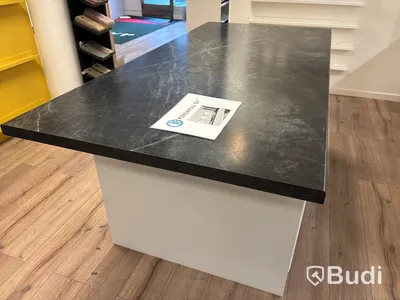 Utställningskök med köksö