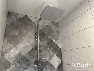 Glasdörr och duschset