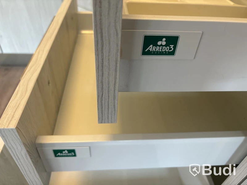 Kök med spishäll, diskmaskin & fläkt m.m.