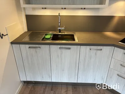 Kök med spishäll, diskmaskin & fläkt m.m.