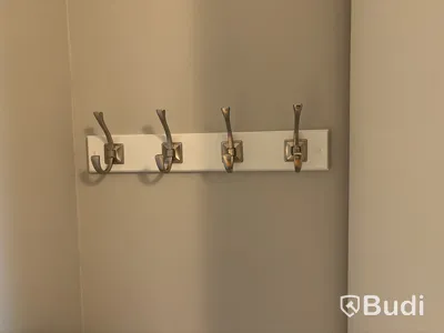 Skåp, lampa, klädhängare, dammsugare m.m.