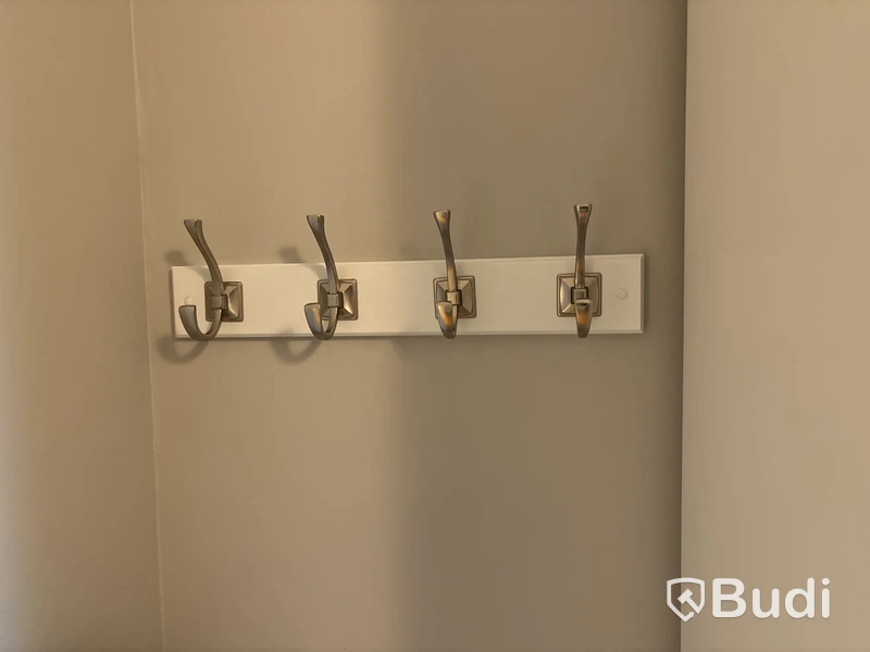 Skåp, lampa, klädhängare, dammsugare m.m.