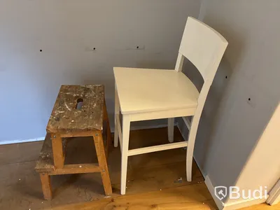 Skåp, lampa, klädhängare, dammsugare m.m.