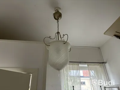 Skåp, lampa, klädhängare, dammsugare m.m.