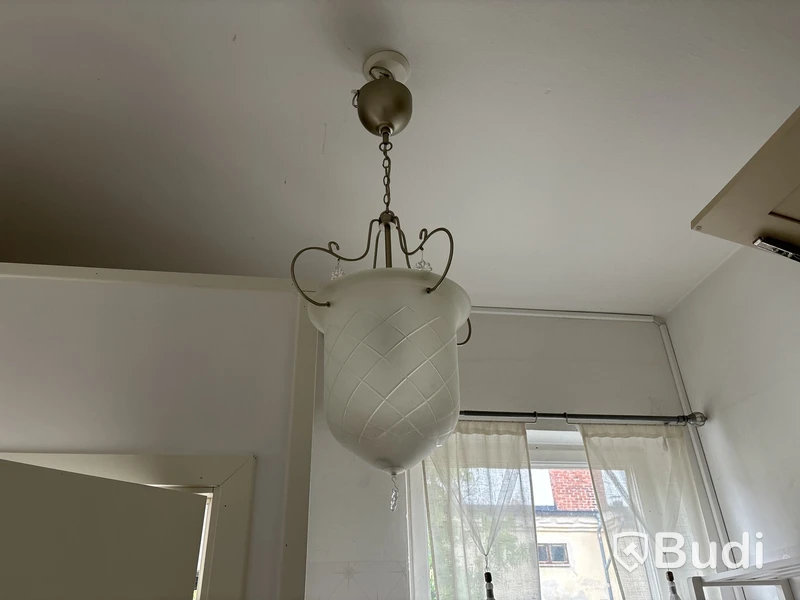 Skåp, lampa, klädhängare, dammsugare m.m.