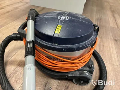 Skåp, lampa, klädhängare, dammsugare m.m.