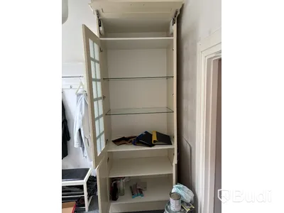 Skåp, lampa, klädhängare, dammsugare m.m.