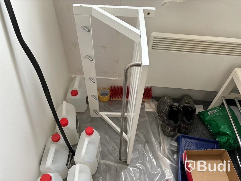 Skåp, lampa, klädhängare, dammsugare m.m.
