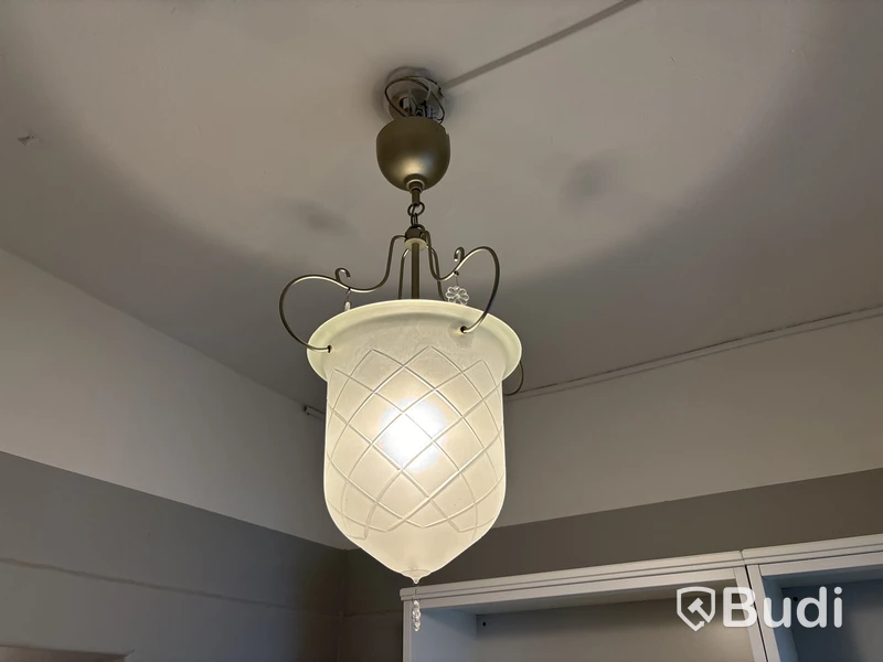 Skåp, lampa, klädhängare, dammsugare m.m.