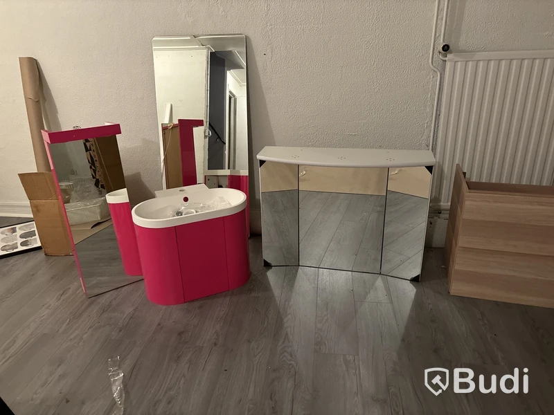 Blandade badrumsmöbler.