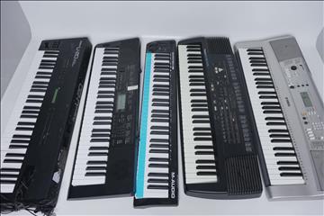 Elpianon 5st - Yamaha PRS E313, Casio CTK-3200, Roland E-16, Keystation 61 MK3, Roland U-20. (OBS reparationsobjekt!)