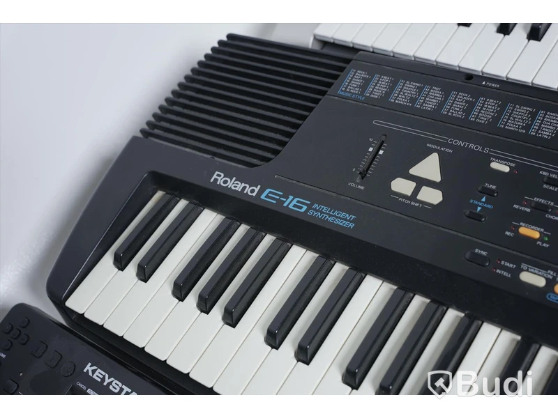 Elpianon 5st - Yamaha PRS E313, Casio CTK-3200, Roland E-16, Keystation 61 MK3, Roland U-20. (OBS reparationsobjekt!)