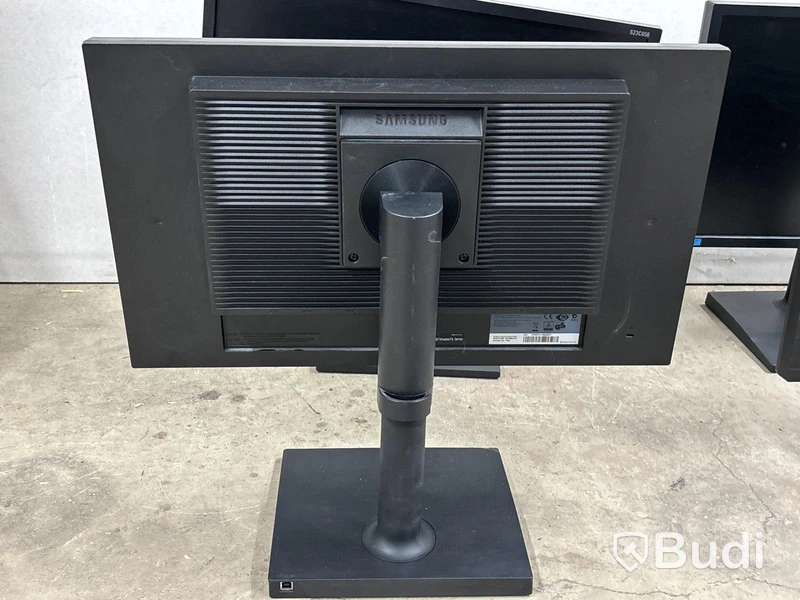 23” ledmonitorer, switch & monitorarmar
