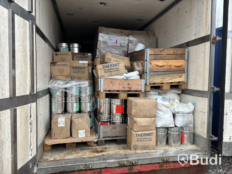 Kylskåp på lastväxlarram med innehåll