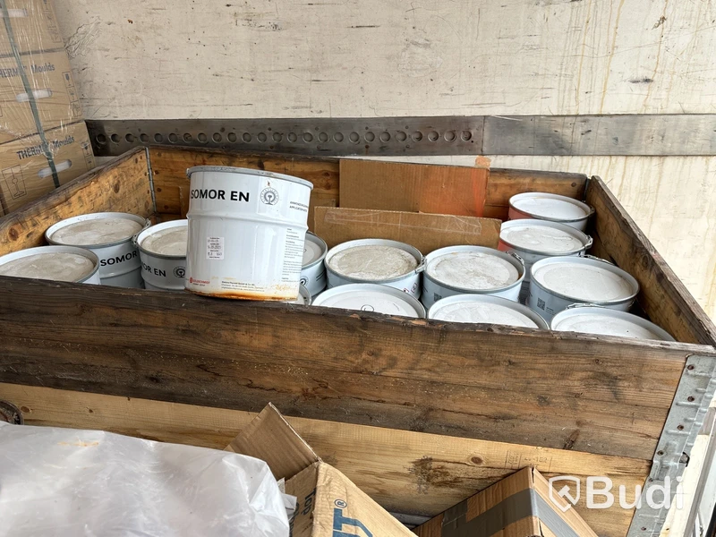 Kylskåp på lastväxlarram med innehåll