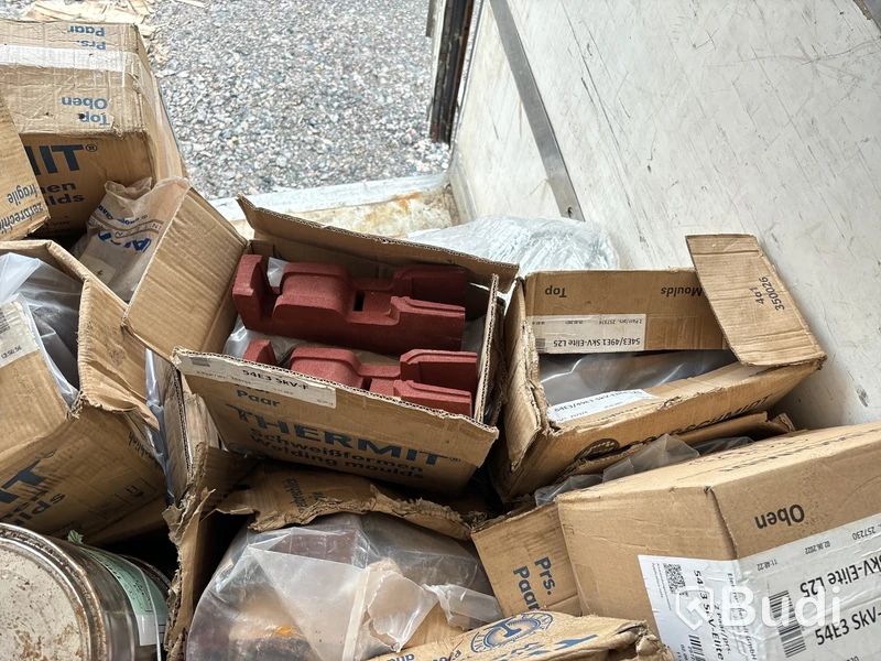 Kylskåp på lastväxlarram med innehåll