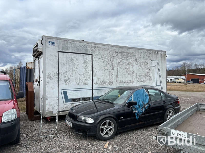 Kylskåp på lastväxlarram med innehåll