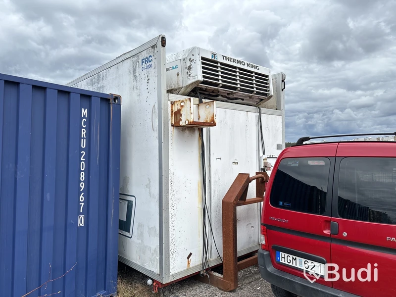 Kylskåp på lastväxlarram med innehåll