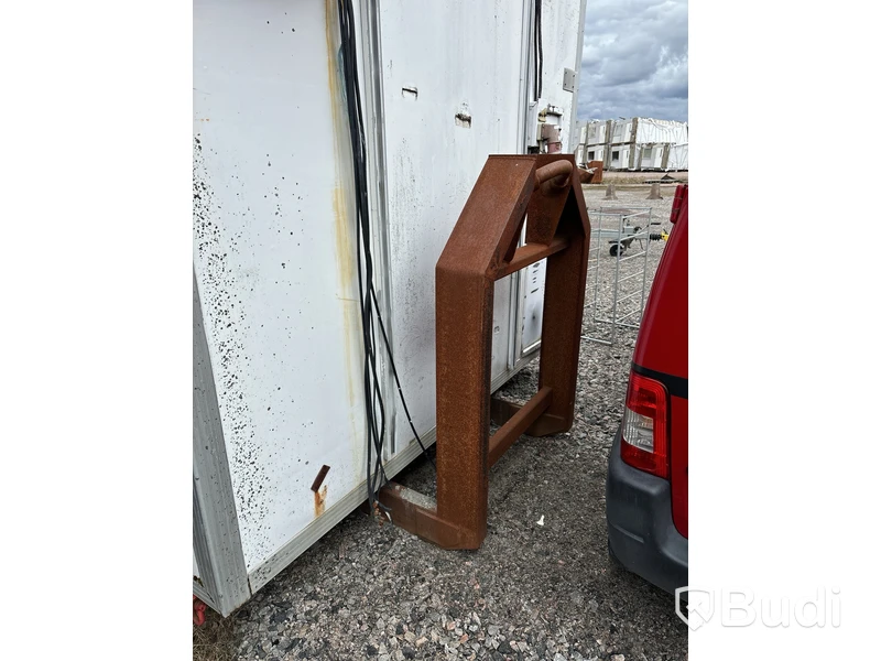 Kylskåp på lastväxlarram med innehåll
