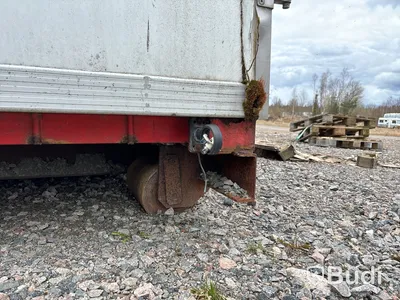 Kylskåp på lastväxlarram med innehåll