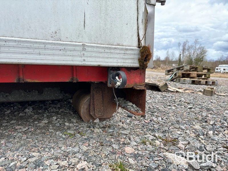 Kylskåp på lastväxlarram med innehåll