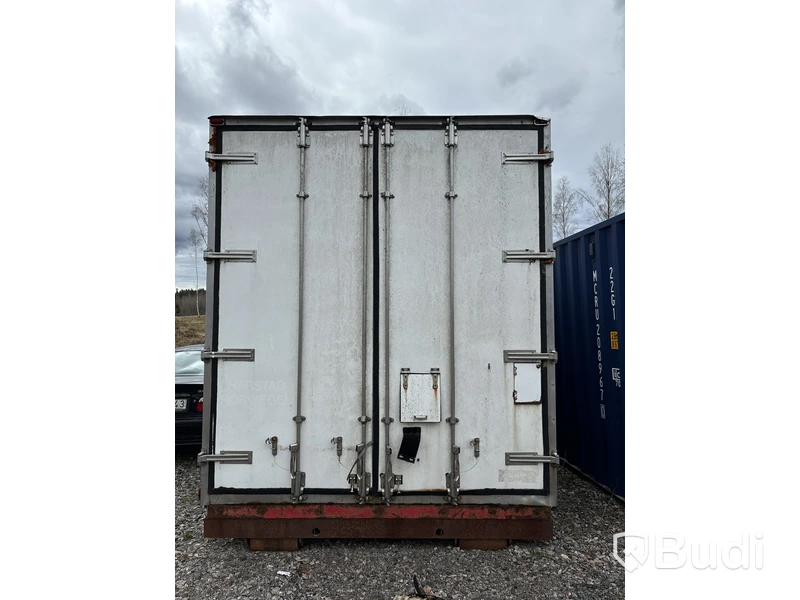 Kylskåp på lastväxlarram med innehåll