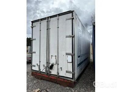 Kylskåp på lastväxlarram med innehåll