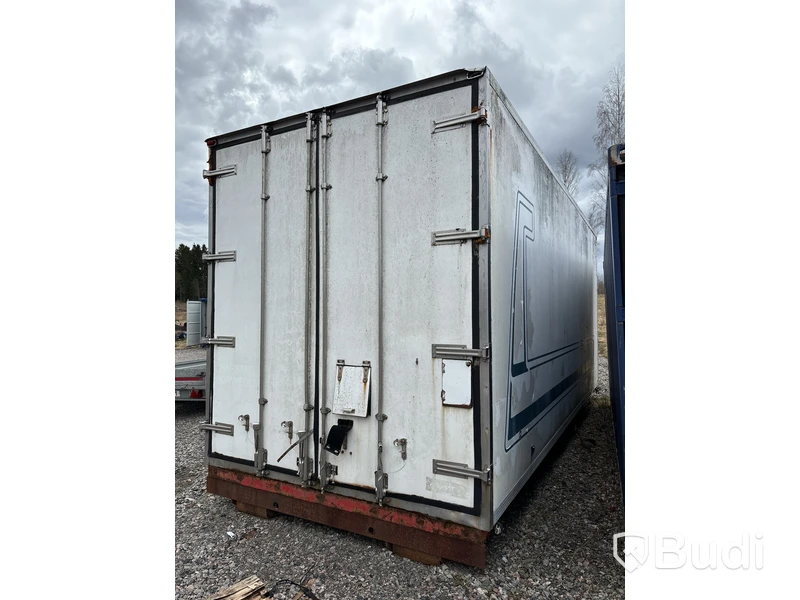 Kylskåp på lastväxlarram med innehåll