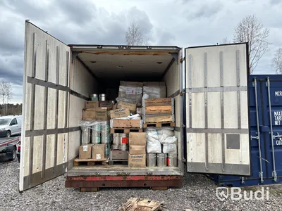 Kylskåp på lastväxlarram med innehåll