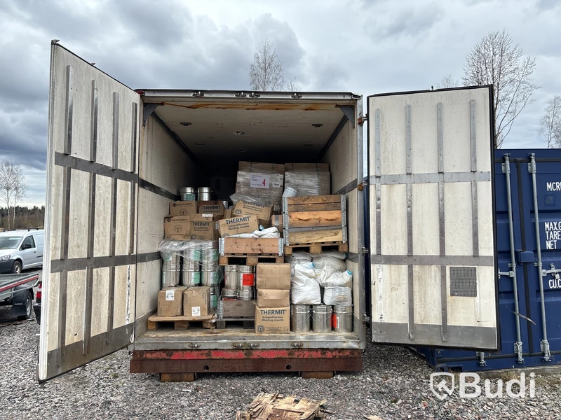 Kylskåp på lastväxlarram med innehåll