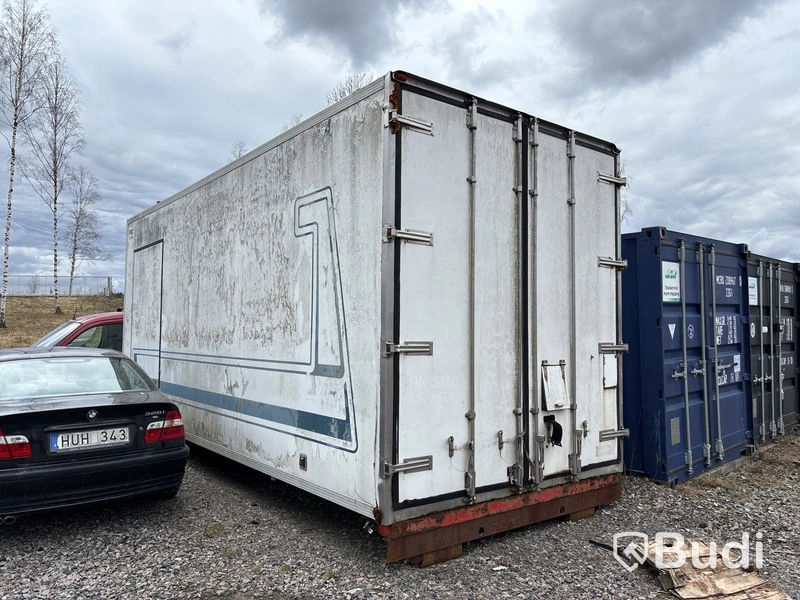 Kylskåp på lastväxlarram med innehåll