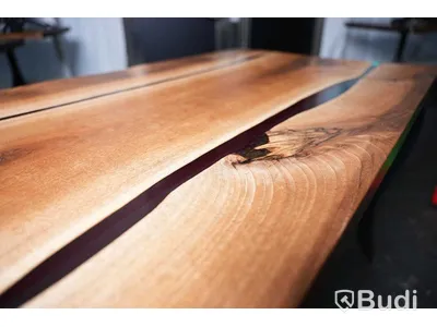 Matbord med epoxyinlägg