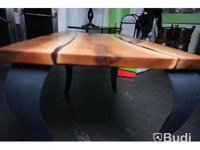 Matbord med epoxyinlägg