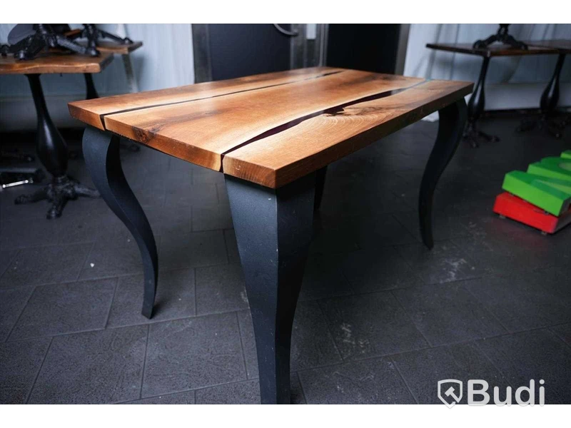 Matbord med epoxyinlägg