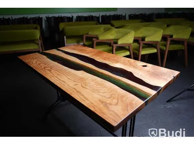 Matbord med epoxyinlägg, gjutjärnsfot