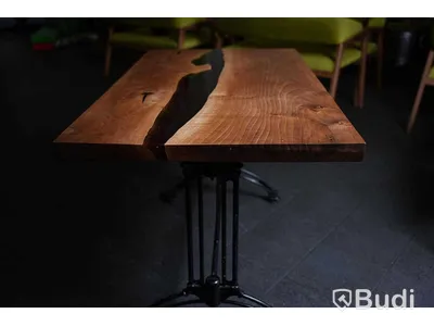 Matbord med epoxyinlägg, gjutjärnsfot