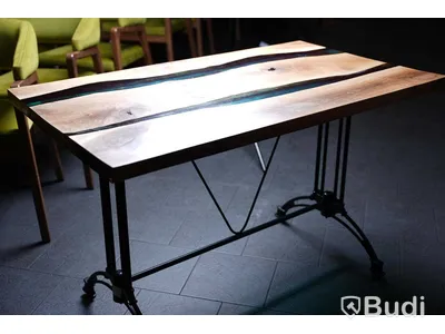 Matbord med epoxyinlägg, gjutjärnsfot