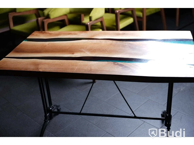 Matbord med epoxyinlägg, gjutjärnsfot
