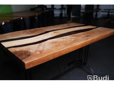 Matbord med epoxyinlägg, gjutjärnsfot