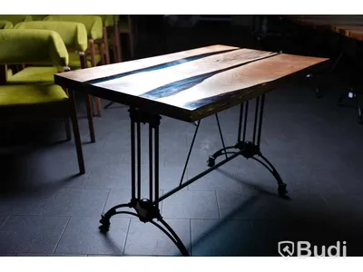 Matbord med epoxyinlägg, gjutjärnsfot