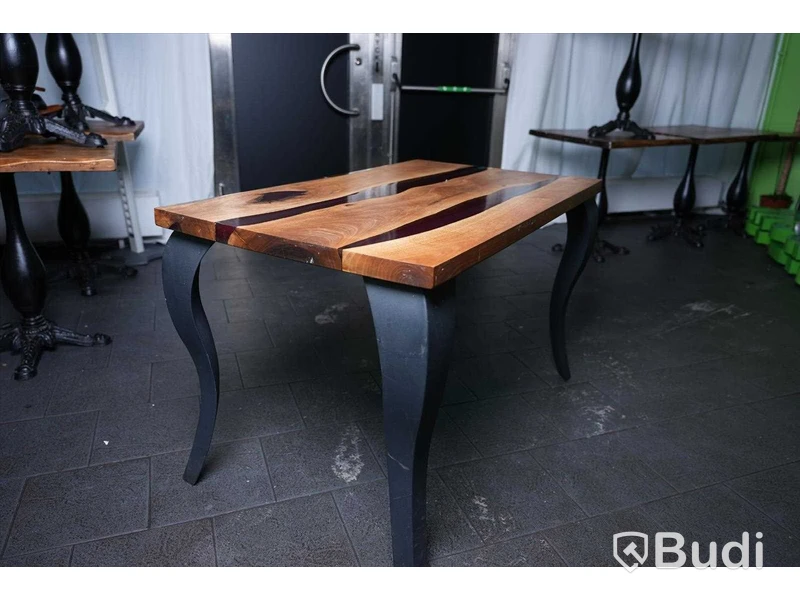 Matbord med epoxyinlägg