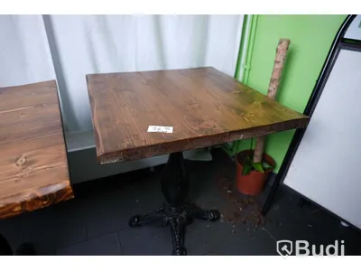 Cafébord 2st med träskiva och gjutjärnsfot, ett bord har defekt fot