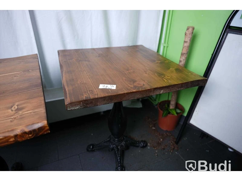 Cafébord 2st med träskiva och gjutjärnsfot, ett bord har defekt fot
