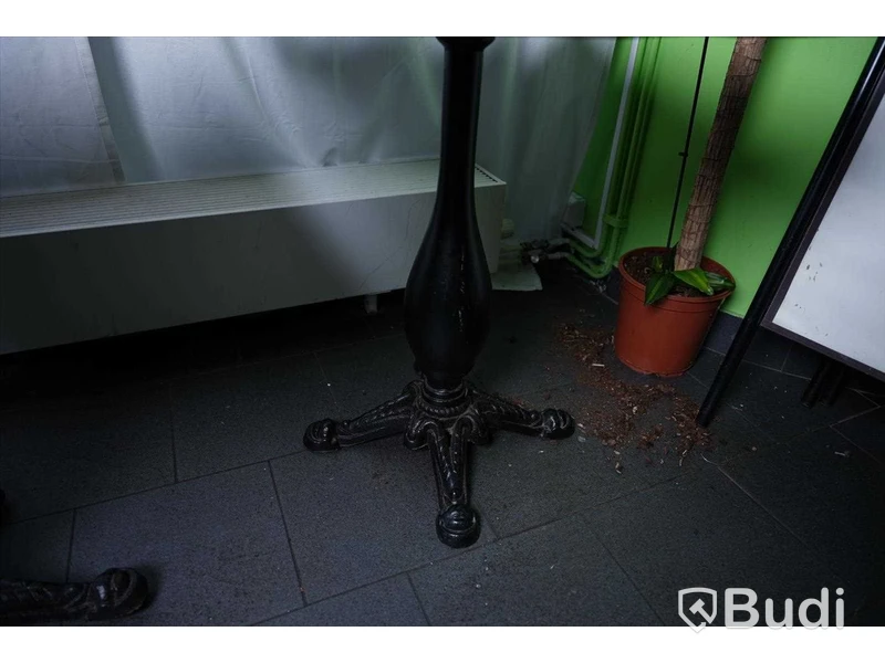 Cafébord 2st med träskiva och gjutjärnsfot, ett bord har defekt fot