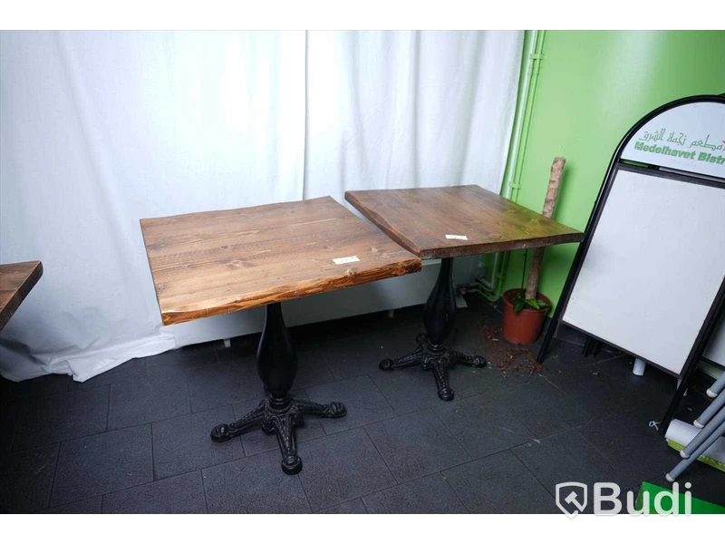 Cafébord 2st med träskiva och gjutjärnsfot, ett bord har defekt fot