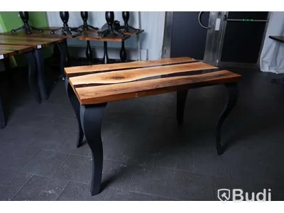 Matbord med epoxyinlägg