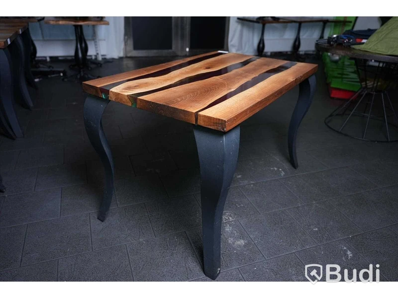 Matbord med epoxyinlägg